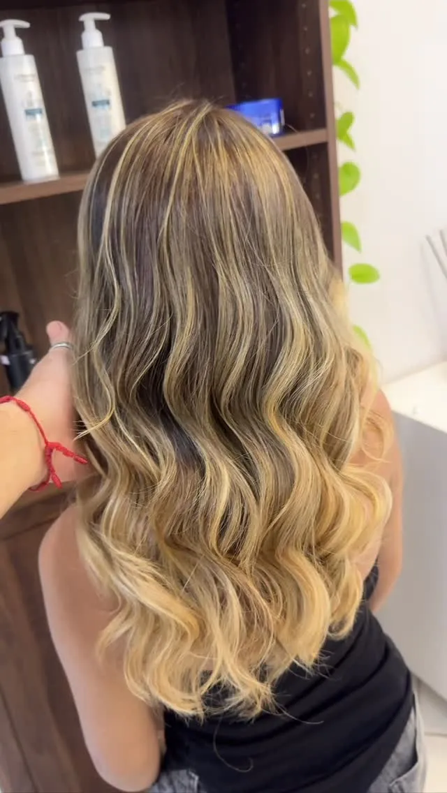 Luzes em cabelo ondulado