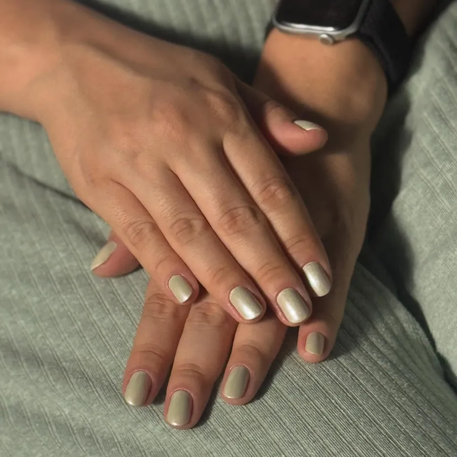 Unhas em tom perolado