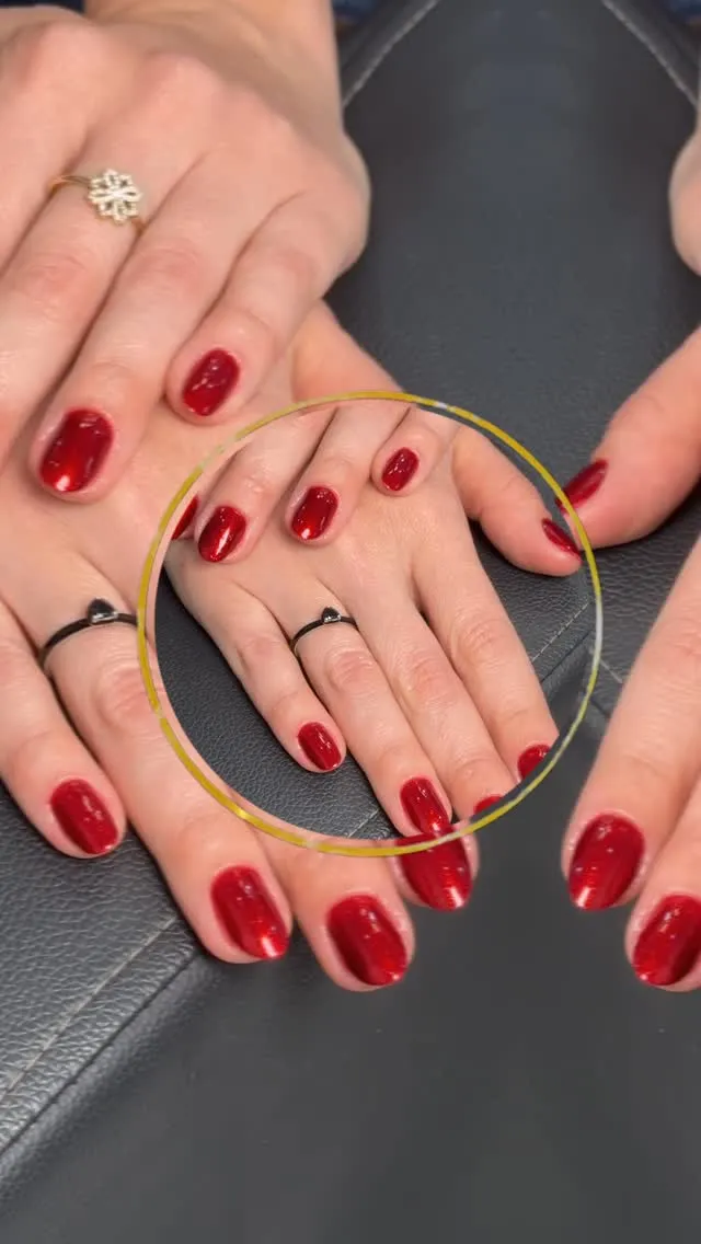 Unhas vermelhas decoradas