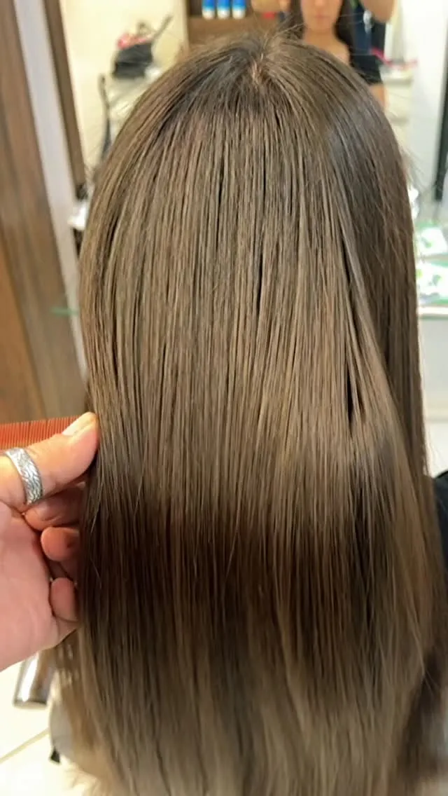 Cabelo liso e brilhante