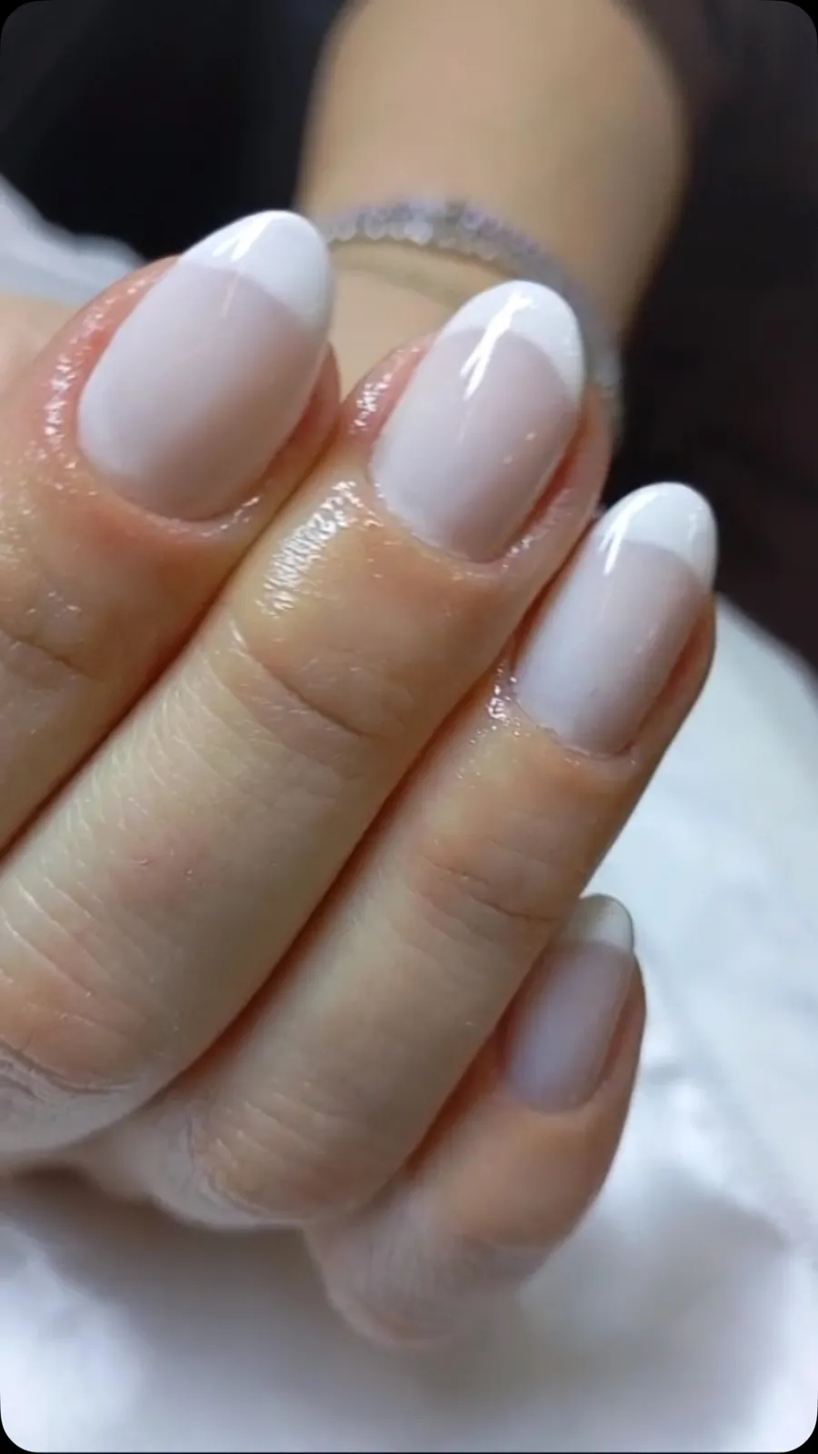Unhas nude com francesinha