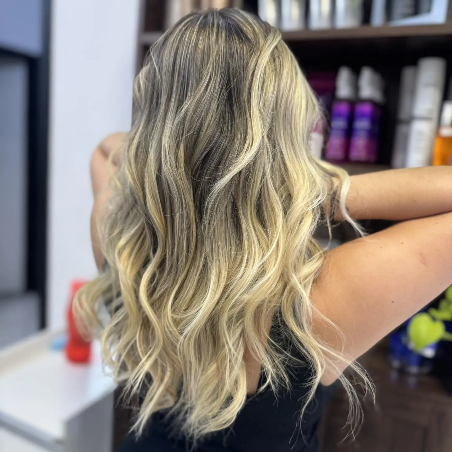 Cabelo loiro com ondas feito no Studio Ludi